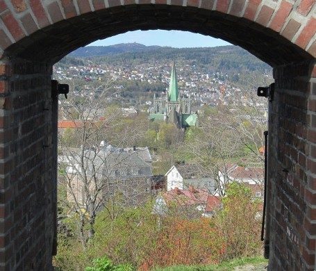 Trondheim fra en dør i festningen 900