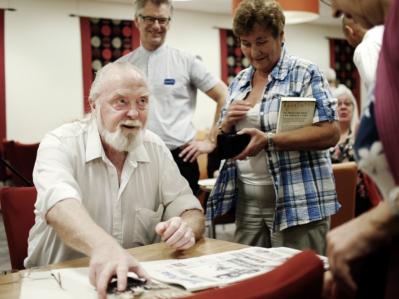 Willy Ustad fotografert under og etter boksignering og foredrag i Steinkjer.