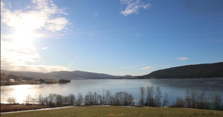 Randsfjorden og Jevnaker bader i vintersol.