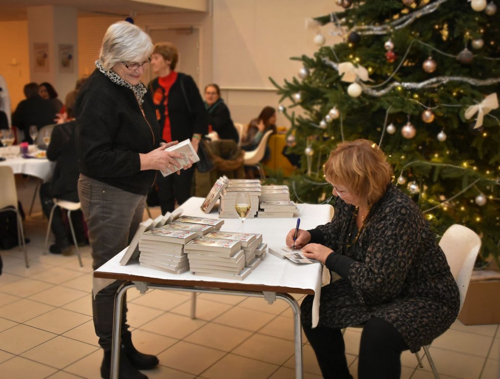Eva signerte bøker til glade lesere